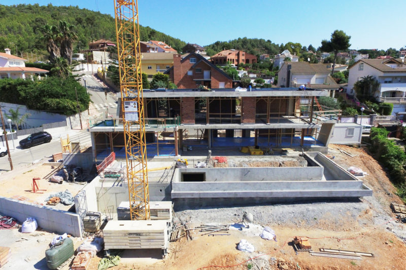 the structure of this single-family house #1510 concreting the top slab. we started the façades, the installations and the infinity pool.