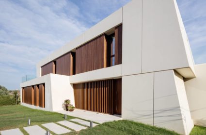 A unique house toward the landscape. Luxury home in Barcelona, ​​​​a unique design adapted to the family, we have applied an efficient construction system.