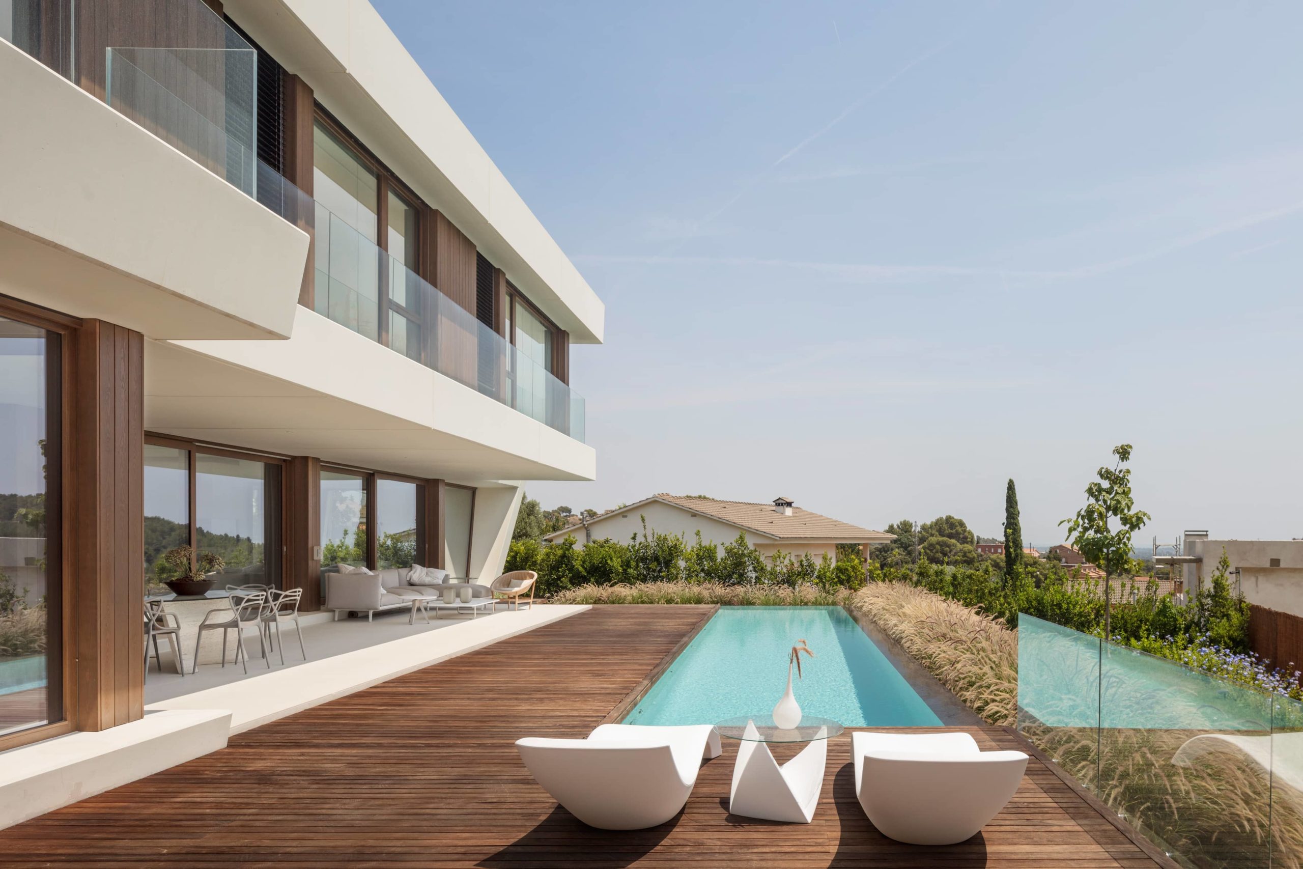 A unique house toward the landscape. Luxury home in Barcelona, ​​​​a unique design adapted to the family, we have applied an efficient construction system.